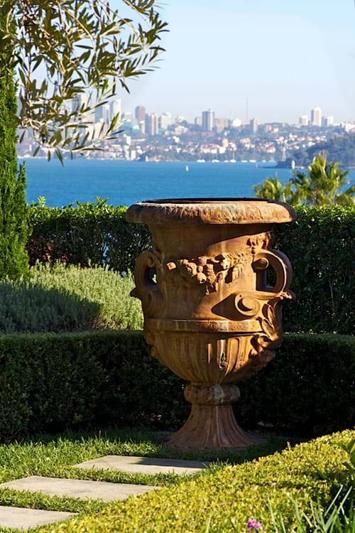 classic style urn