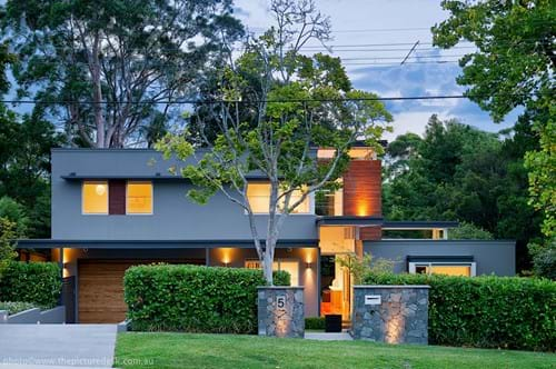 Porphyry stone clad blade walls to feature entry